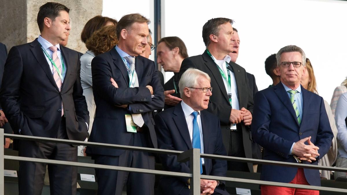 BVB-Boss Watzke (2.v.l.) beklagt Seifert-Abschied BVB-Boss Watzke (2.v.l.) beklagt Seifert-Abschied