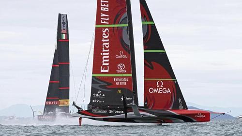 Der America's Cup steigt im Waitemata Harbour von Auckland