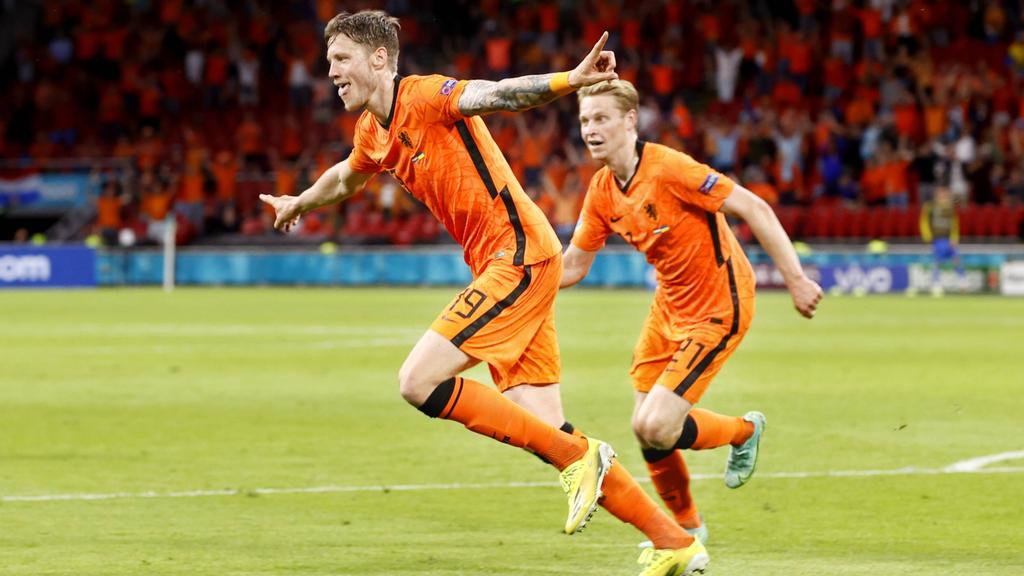 Wout Weghorst (l.) traf zum zwischenzeitlichen 2:0 für die Niederlande