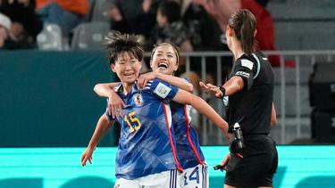 Japans Torschützin Aoba Fujino (l) wird von ihrer Teamkollegin Yui Hasegawa beglückwünscht.