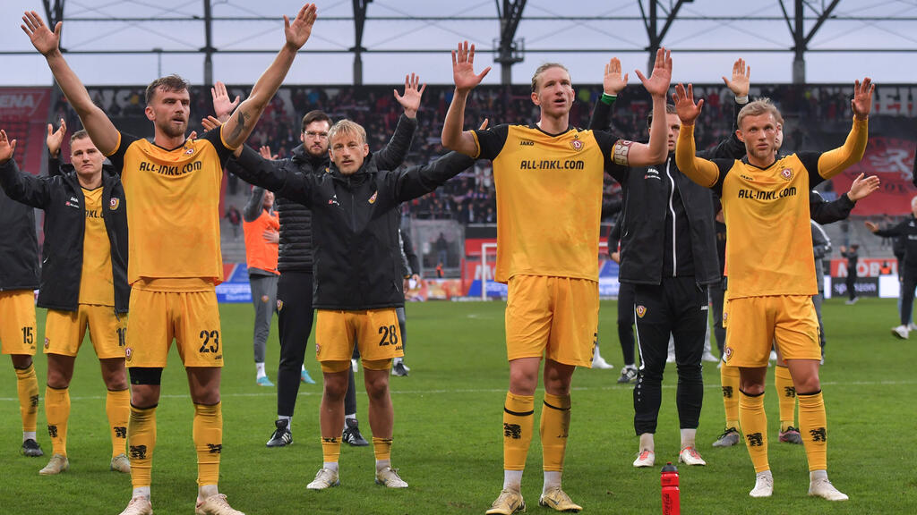 Sascha Risch (schwarze Jacke, Nummer 28) bleibt über den Sommer hinaus bei Dynamo Dresden Sascha Risch (schwarze Jacke, Nummer 28) bleibt über den Sommer hinaus bei Dynamo Dresden