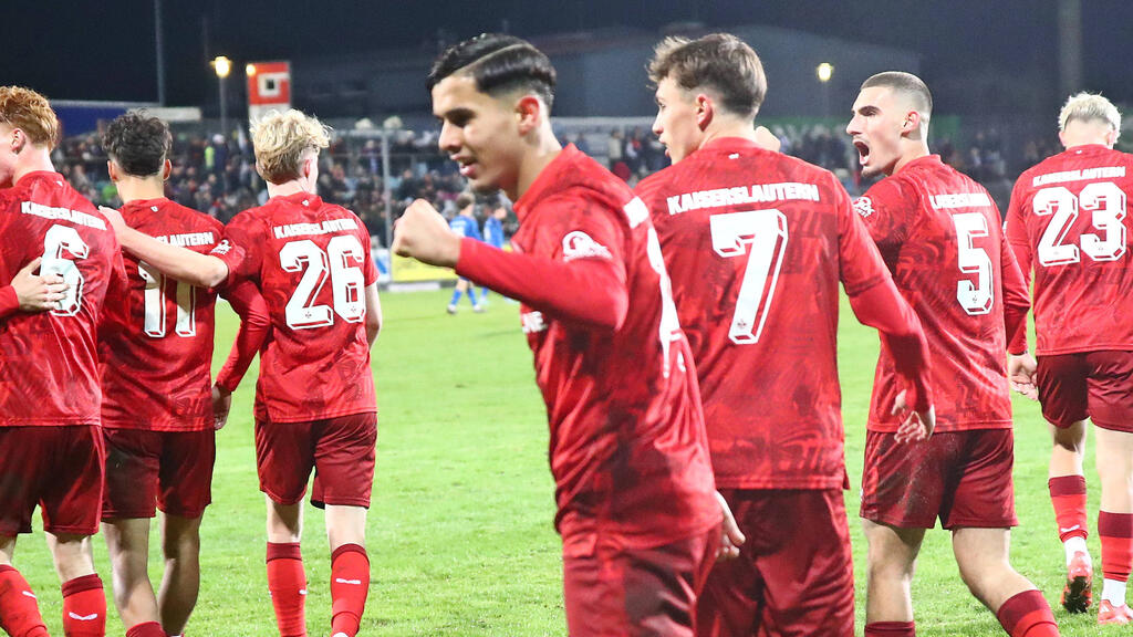 Anas Bouda (Bildmitte) wechselt zum FC Schalke 04 Anas Bouda (Bildmitte) wechselt zum FC Schalke 04