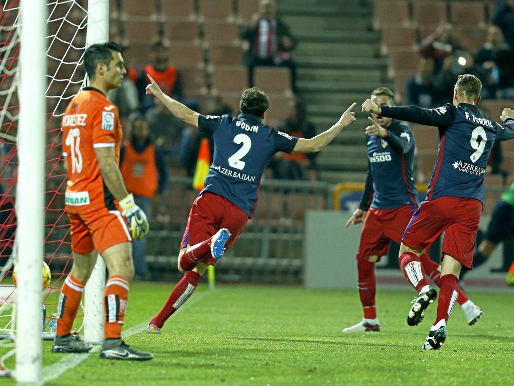 Diego Godín se escapó de su marcador para rematar a la red de cabeza ante el Granada. (Foto: Imago)