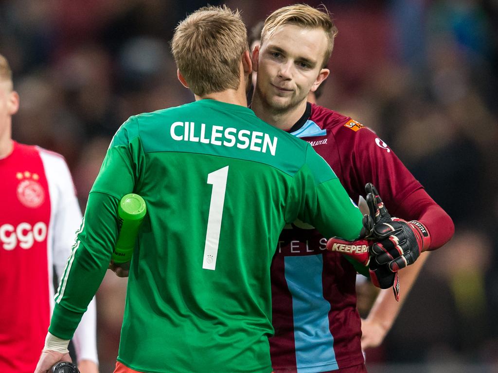 Hidde Jurjus (r.) krijgt een knuffel van Jasper Cillessen (l.) na afloop van het competitieduel Ajax - De Graafschap. (20-12-2015)