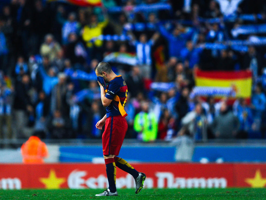 Iniesta sale decepcionado de la cancha del Power8 Stadium del Espanyol. (Foto: Getty)