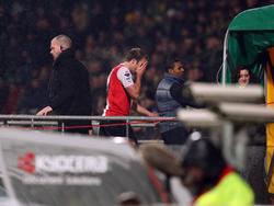 Joris Mathijsen verlaat geblesseerd het veld tijdens ADO Den Haag - Feyenoord. (25-1-2014)