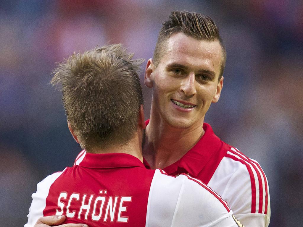 Arkadiusz Milik en Lasse Schöne na Milik's eerste doelpunt tijdens de wedstrijd Ajax - Heracles. (13-09-2014).