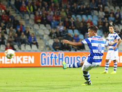 Karim Tarfi schiet uit een vrije trap de 1-0 tegen de touwen tijdens het competitieduel De Graafschap - Achilles'29. (18-10-2014)