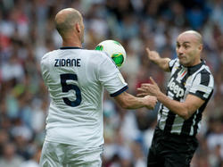Montero (derecha) y Zidane durante un encuentro de leyendas. (Foto: Getty)