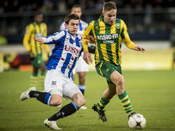 Marten de Roon (l.) probeert met een tackle Aaron Meijers (r.) van de bal te glijden tijdens sc Heerenveen - ADO Den Haag. (19-12-2014). 