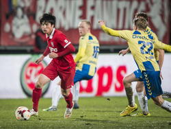 Ryo Miyaichi ontdoet zich tijdens Jong FC Twente - RKC Waalwijk van zijn directe tegenstander. (02-02-2015). 