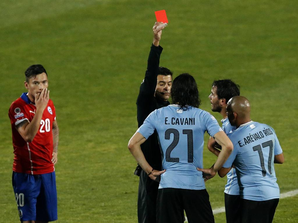 Edinson Cavani ve la roja ante Chile por la acción frente a Jara. (Foto: Imago)