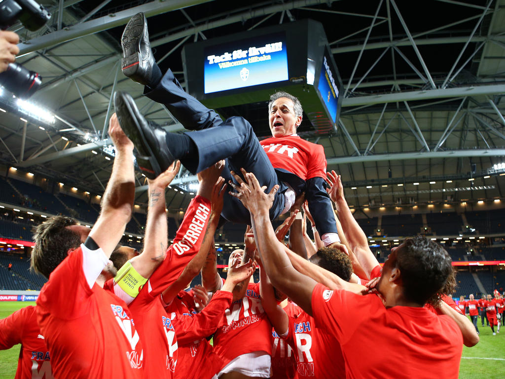 Marcel Koller wird von seinen Spielern auf Händen getragen Marcel Koller wird von seinen Spielern auf Händen getragen