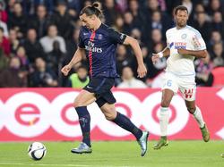 Zlatan Ibrahimović zet een solo in tijdens de Franse kraker tussen Paris Saint-Germain en Olympique Marseille. (04-10-2015)