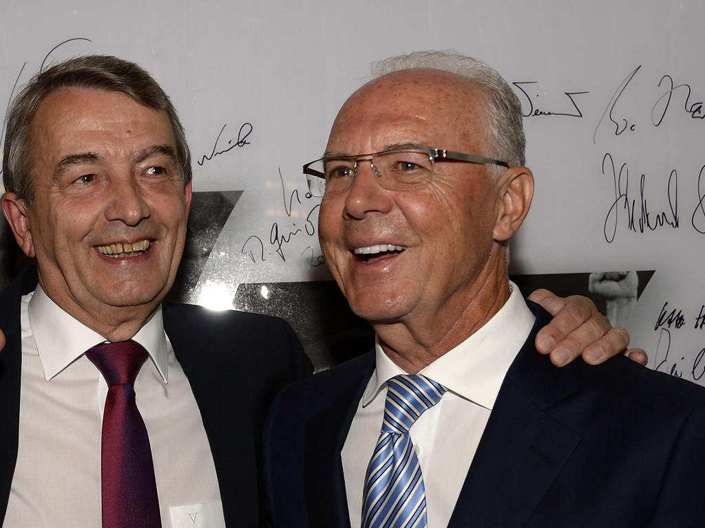 Wolfgang Niersbach (izq.) y Franz Beckenbauer en una fiesta en 2014. (Foto: Getty) Wolfgang Niersbach (izq.) y Franz Beckenbauer en una fiesta en 2014. (Foto: Getty)