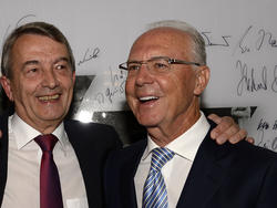 Wolfgang Niersbach (izq.) y Franz Beckenbauer en una fiesta en 2014. (Foto: Getty)