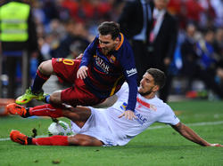 Messi recibe la entrada de Carrico en la final de la Copa del Rey. (Foto: Getty)