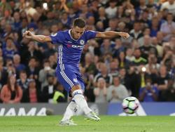 Eden Hazard zet Chelsea op voorsprong tegen West Ham United. De middenvelder schiet raak vanuit een strafschop. (15-08-2016)
