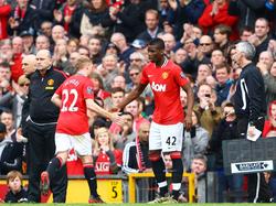 Im Ligaspiel gegen West Bromwich Albion verlässt Uniteds Altstar Paul Scholes den Platz für Nachwuchsstar und Namensvetter Paul Pogba. (12.03.2012)