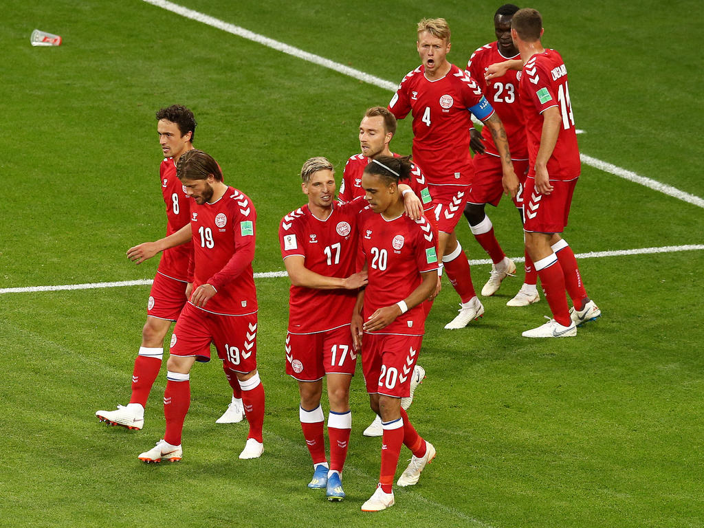 Yussuf Poulsen es felicitado por sus compañeros tras el gol. (Foto: Getty)