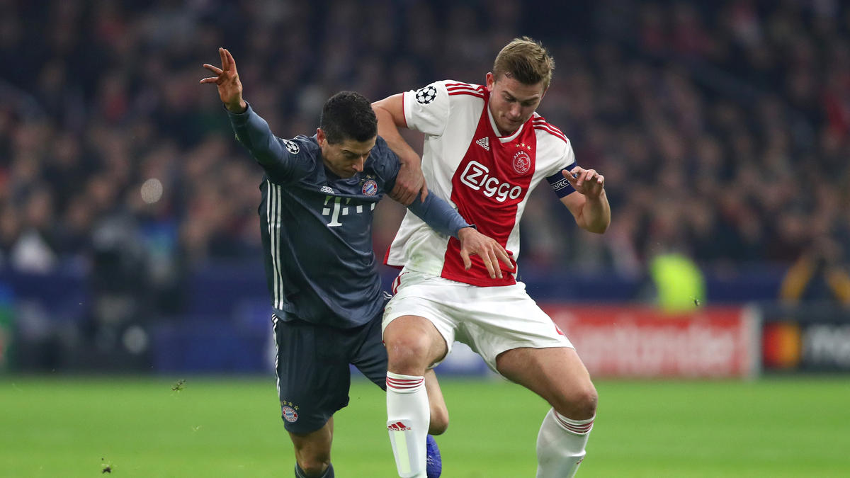 Matthijs de Ligt spielte mit Ajax in dieser Saison bereits zweimal gegen den FC Bayern Matthijs de Ligt spielte mit Ajax in dieser Saison bereits zweimal gegen den FC Bayern
