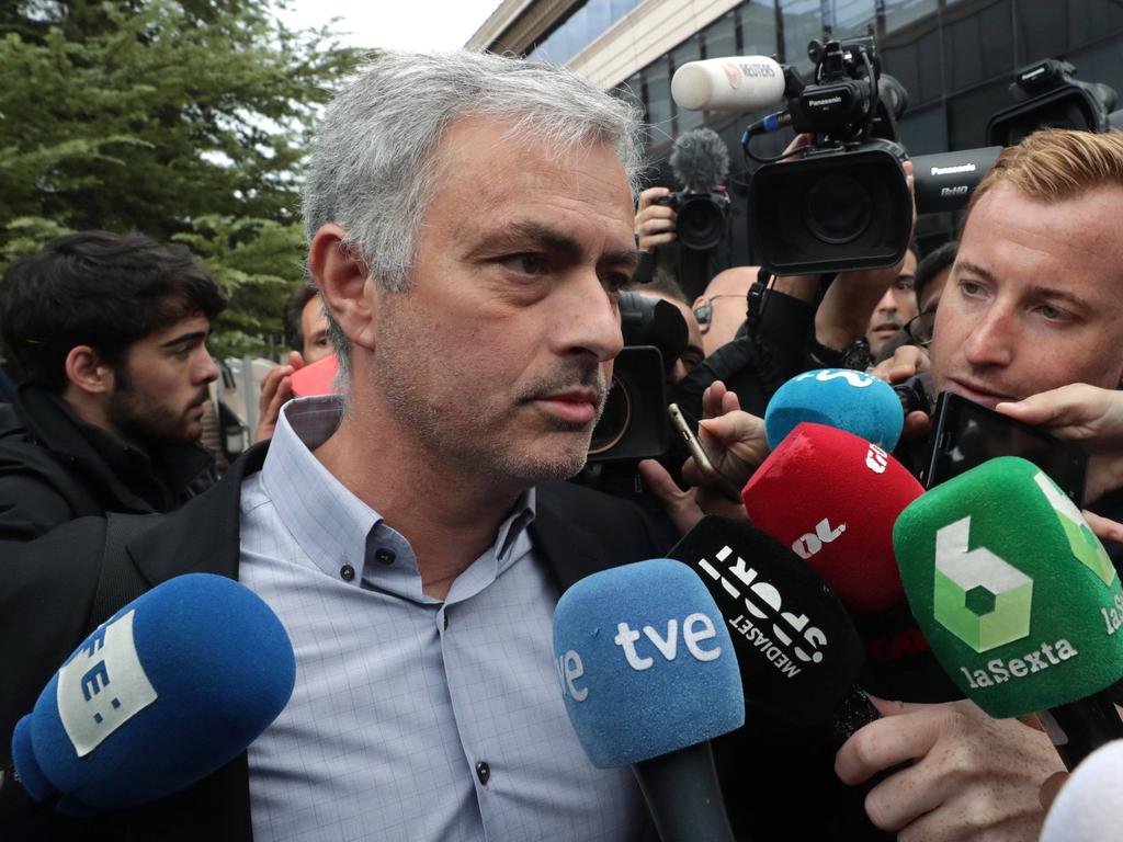 José Mourinho es abordado por los medios a su llegada. (Foto: Imago)