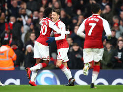 Los jugadores del Arsenal felicitan a Ozil por su tanto. (Foto: Getty)