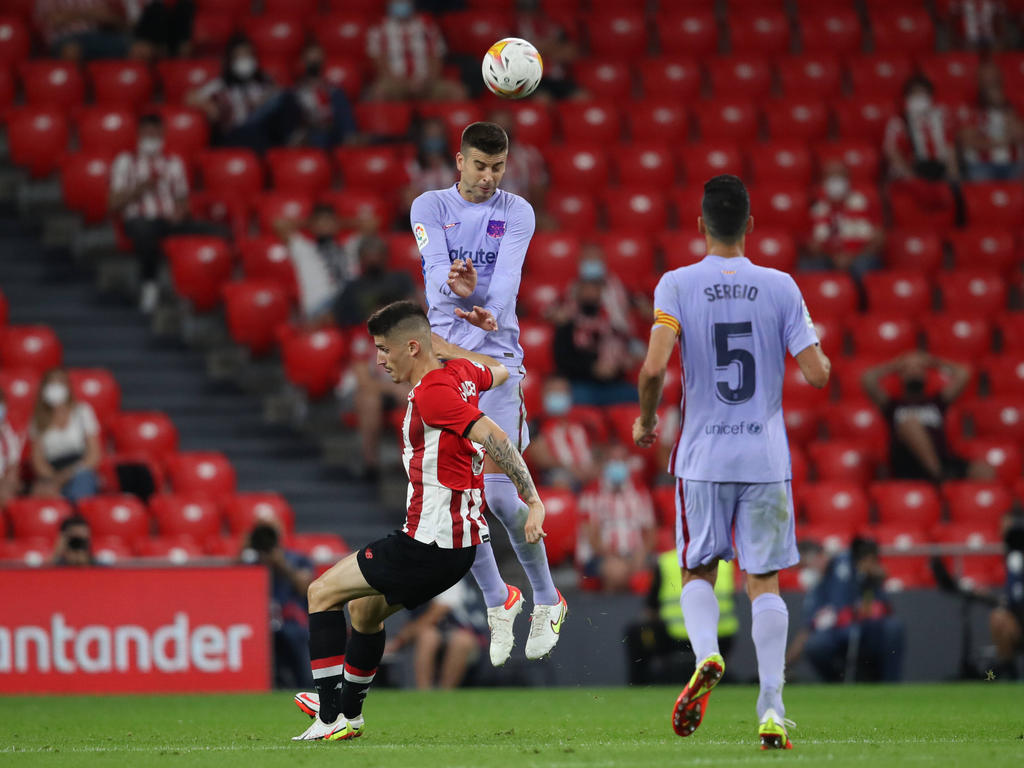 Piqué se hizo daño en una acción con un rival. Piqué se hizo daño en una acción con un rival.
