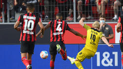 Julian Brandt (r.) schweißt das Spielgerät zum zwischenzeitlichen 2:2 in Leverkusen ins Tor, der BVB gewinnt am Ende mit 4:3