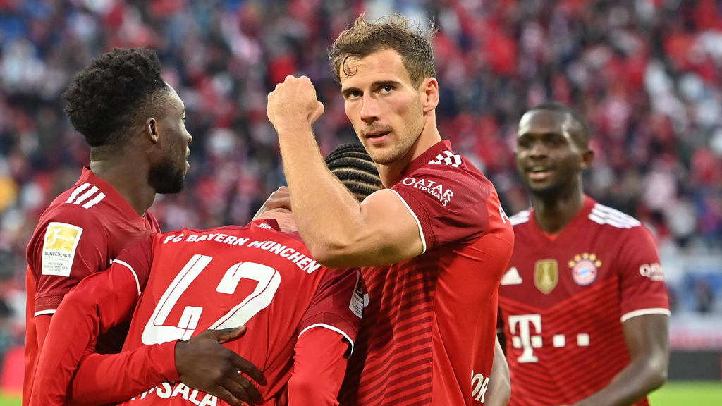 Leon Goretza (M.) soll beim FC Bayern verlängert haben Leon Goretza (M.) soll beim FC Bayern verlängert haben
