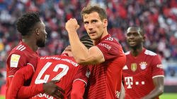 Leon Goretza (M.) soll beim FC Bayern verlängert haben