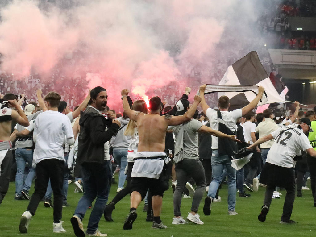 Frankfurt-Fans stürmten nach Spielende den Platz