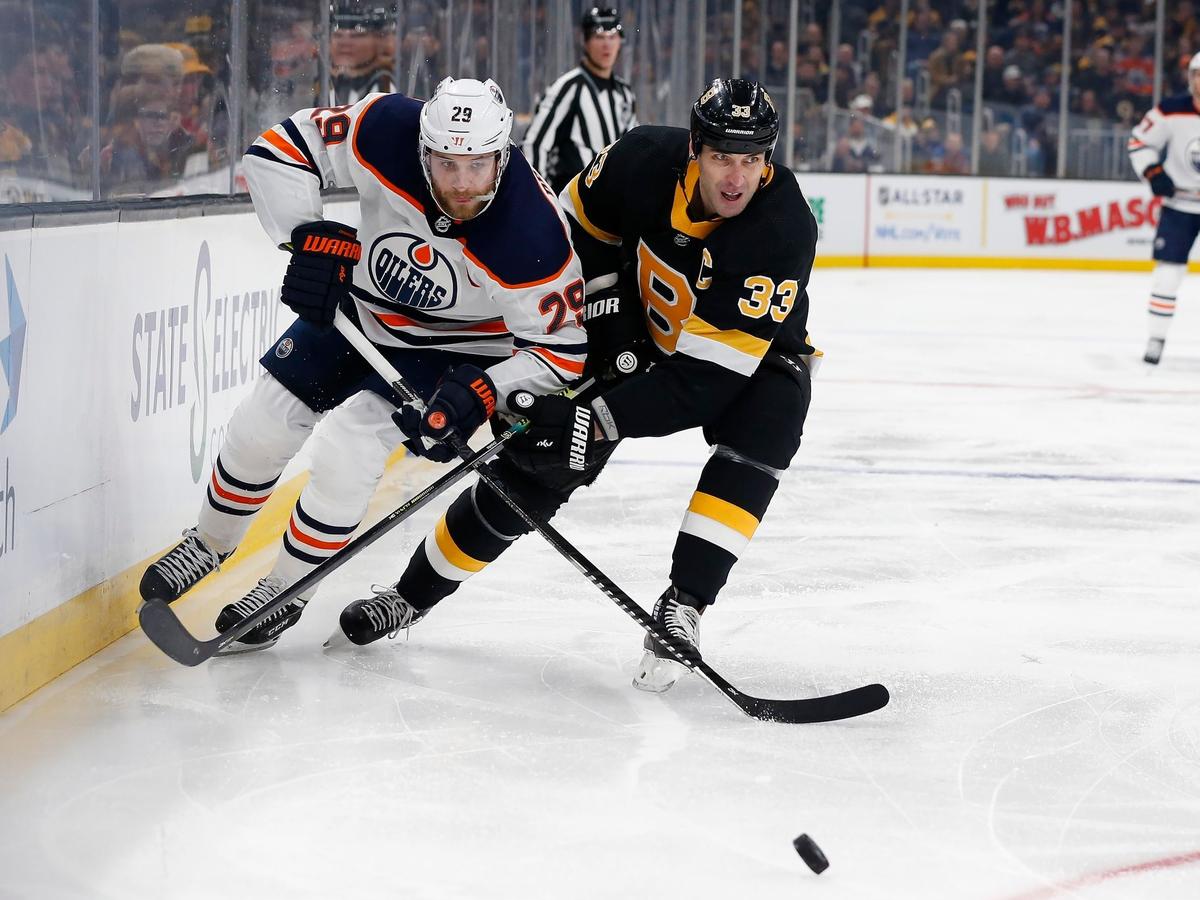 Zdeno Chara (r) von den Boston Bruins im Duell mit Edmontons Leon Draisaitl