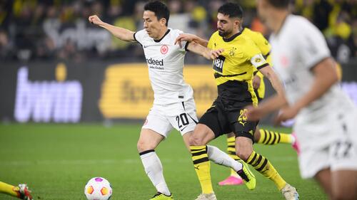 Makoto Hasebe (l.) ist der älteste Spieler der Bundesliga