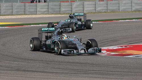 Legendär: Rosberg und Hamilton crashen in Barcelona 2016 schon in Runde eins