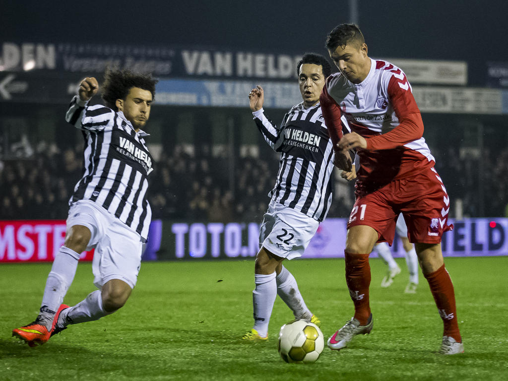Met een sliding probeert Mehmet Dingil (l.) te voorkomen dat Kristoffer Peterson (r.) de bal voor het doel brengt tijdens het bekerduel tussen Achilles '29 en FC Utrecht. (16-12-2015)