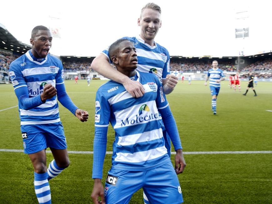 PEC-Zwolle speler Queensy Menig (m.) scoort zijn eerste doelpunt in de Eredivisie. Deze 1-0 tegen AZ wordt met grote vreugde ontvangen door zijn medespelers Stef Nijland (r.) en Kingsley Ehizibue (l.). (13-12-2015)