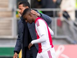 ADO Den Haag-trainer Henk Fraser (l.) zoekt Riechedly Bazoer op na de wedstrijd ADO Den Haag - Ajax. De middenvelder van de uitploeg was het mikpunt van racistische leuzen. (17-01-2016)