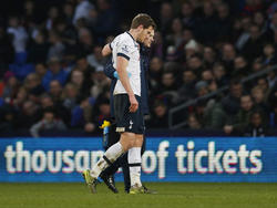 Tottenham Hotspur-verdediger Jan Vertonghen moet het veld geblesseerd verlaten tijdens het competitieduel met Crystal Palace. (23-01-2016)