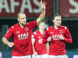 Ron Vlaar (l.) neemt zijn positie weer in nadat hij tijdens de wedstrijd AZ - FC Groningen voor de 2-0 heeft gezorgd. (20-02-2016)
