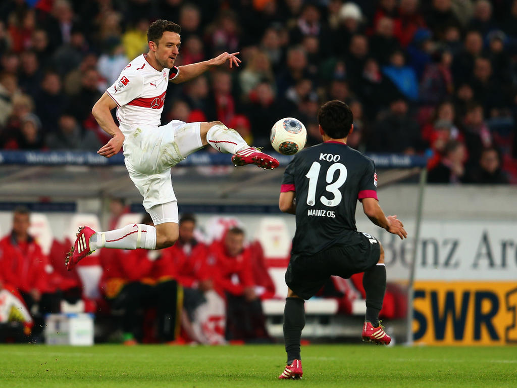 Stuttgarts Christian Gentner (l.) behauptet den Ball gegen Ja-Cheol Koo von Mainz Stuttgarts Christian Gentner (l.) behauptet den Ball gegen Ja-Cheol Koo von Mainz
