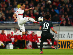 Stuttgarts Christian Gentner (l.) behauptet den Ball gegen Ja-Cheol Koo von Mainz