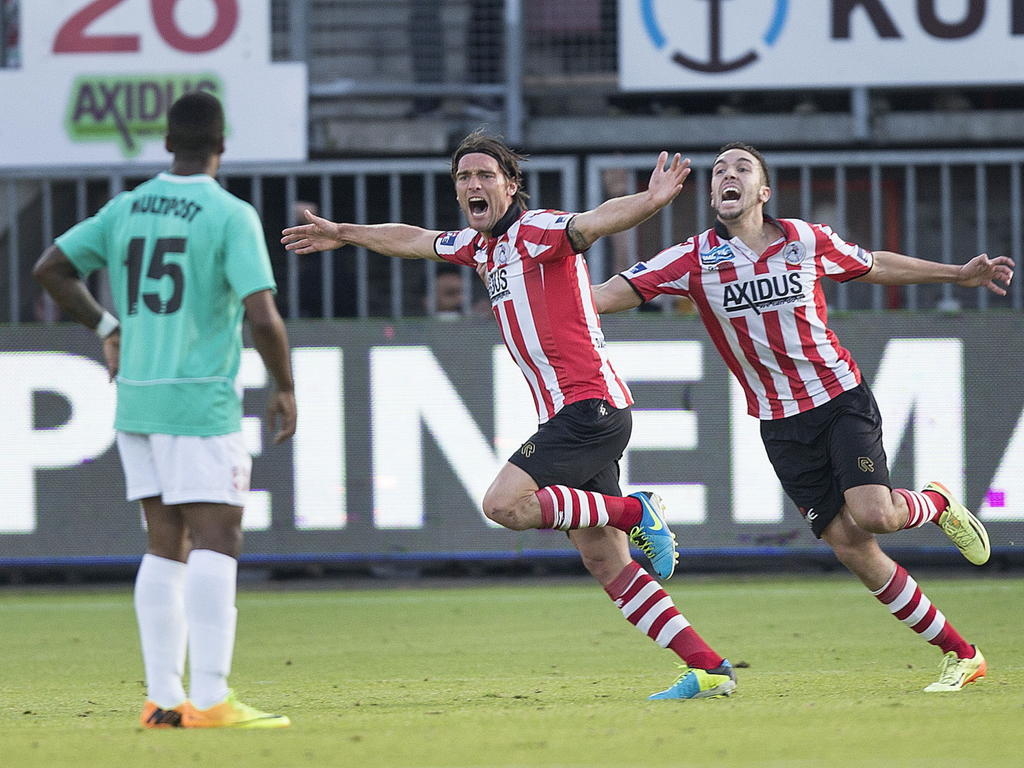 Invaller Jaime Bruinier (m.) viert samen met Mimoun Mahi (r.) de 2-2 tijdens Sparta Rotterdam - FC Dordrecht. (15-5-2014)