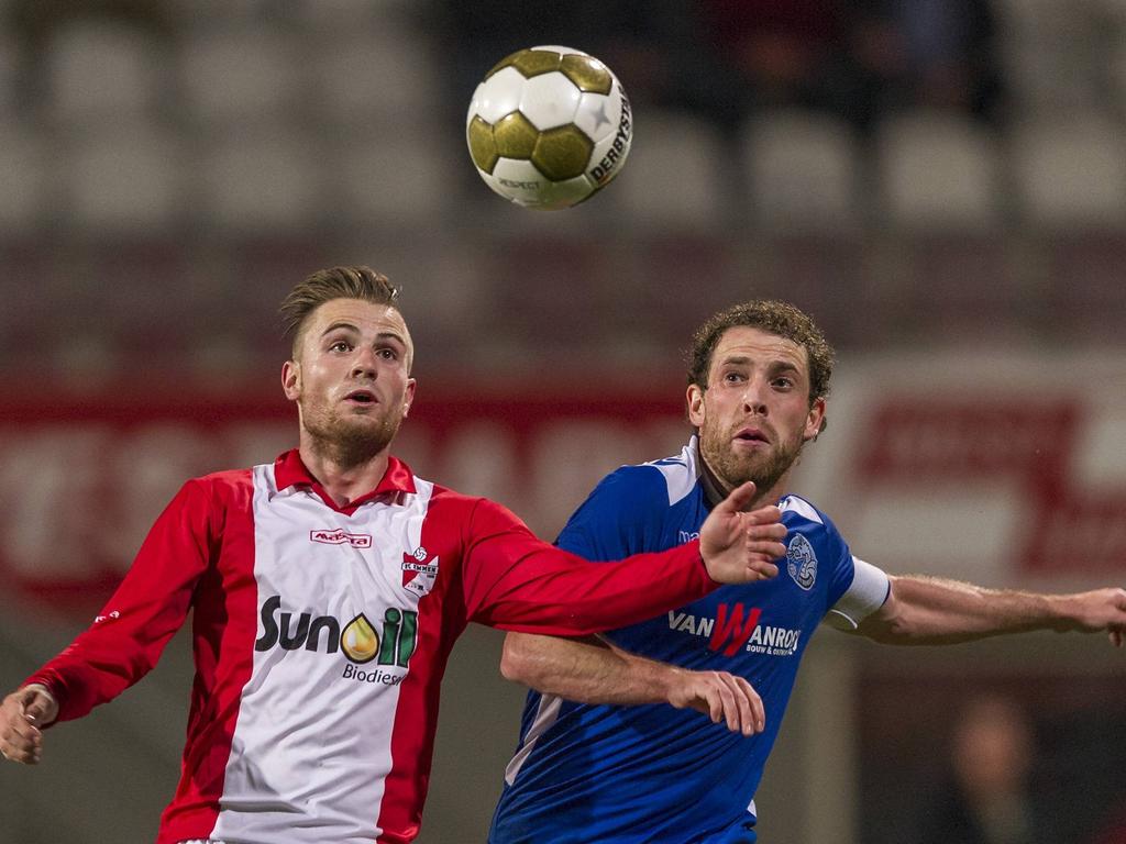 Cas Peters (l.) duelleert met Barry Maguire (r.) tijdens FC Emmen - FC Den Bosch. (25-8-2014)