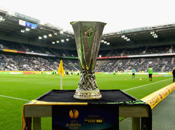 Zum Auftaktmatch der Europa League zwischen Borussia Mönchengladbach und Villarreal CF schaute auch der Pokal im Borussia-Park vorbei - eine Reminiszenz der UEFA an die legendäre Fohlenelf, die den Pott 1975 und 1979 gewann. (18.09.2014)