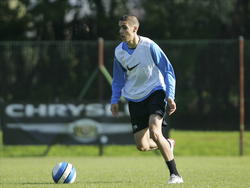 Ibrahim Maaroufi heeft de bal tijdens een training van Internazionale. (01-11-2006)