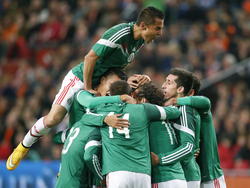 Al vroeg in de wedstrijd schiet Carlos Vela, die wordt geknuffeld door zijn teamgenoten, Mexico op voorsprong tegen het Nederlands elftal. De Mexicanen vieren de 0-1 in de ArenA uitbundig. (12-11-2014)