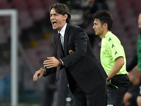 Filippo Inzaghi ziet dat AC Milan het moeilijk heeft tegen Napoli. Binnen tien minuten tijd staat het plotseling met 3-0 achter. (03-05-2015)