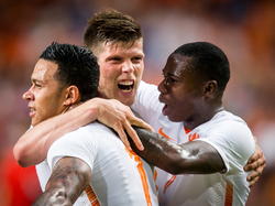 Klaas Jan Huntelaar bedankt Memphis Depay voor zijn voorzet bij de 1-0 tegen de Verenigde Staten. Quincy Promes viert het feestje ook mee. (05-06-2015)