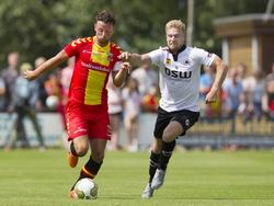 Bart Vriends (l.) krijgt tijdens een oefenwedstrijd van Go Ahead Eagles te maken met een druk zettende Tom van Weert van Excelsior. (18-07-2015)